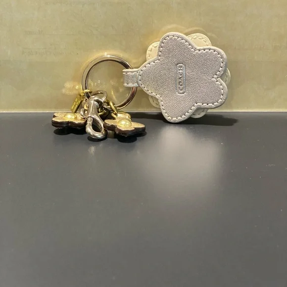 Leather coach flower fob - Picture 2 of 2